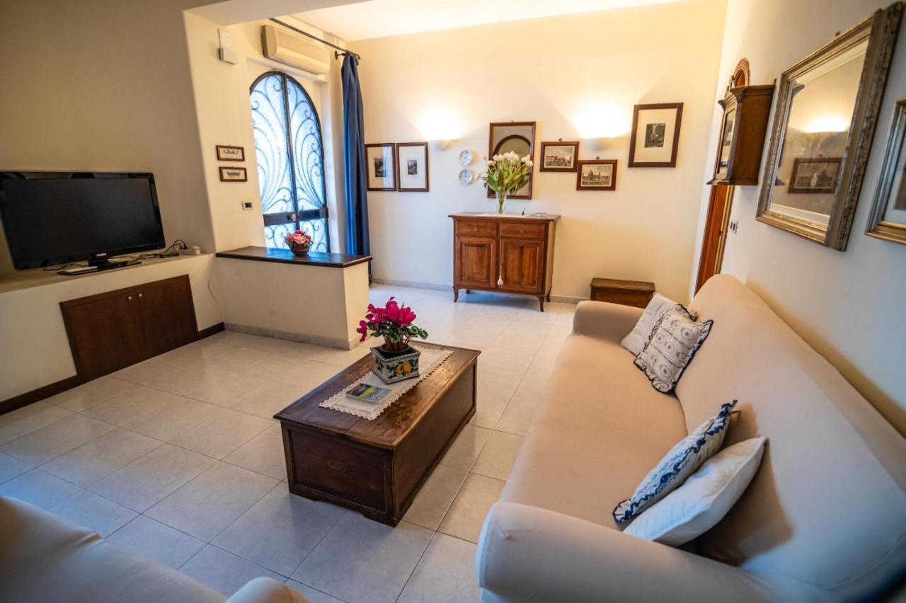 Courrier-House Apartment Aci Castello Exterior foto